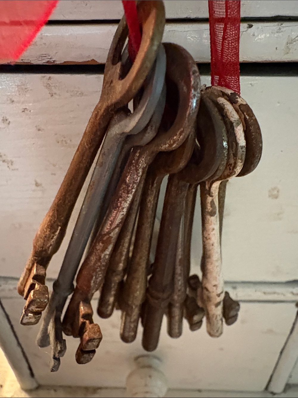 Collection antique skeleton keys decorative Key Bundle in Rust and White